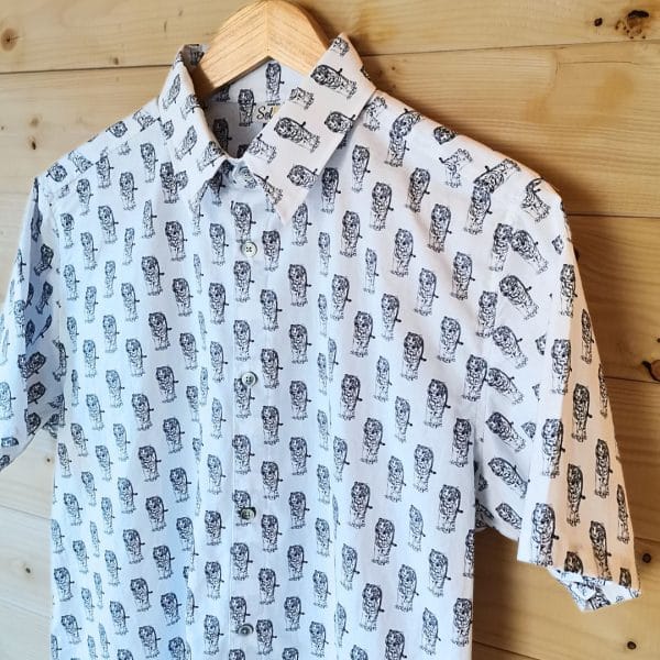 chemise manches courtes en coton imprimé tigres noirs sur fond blanc