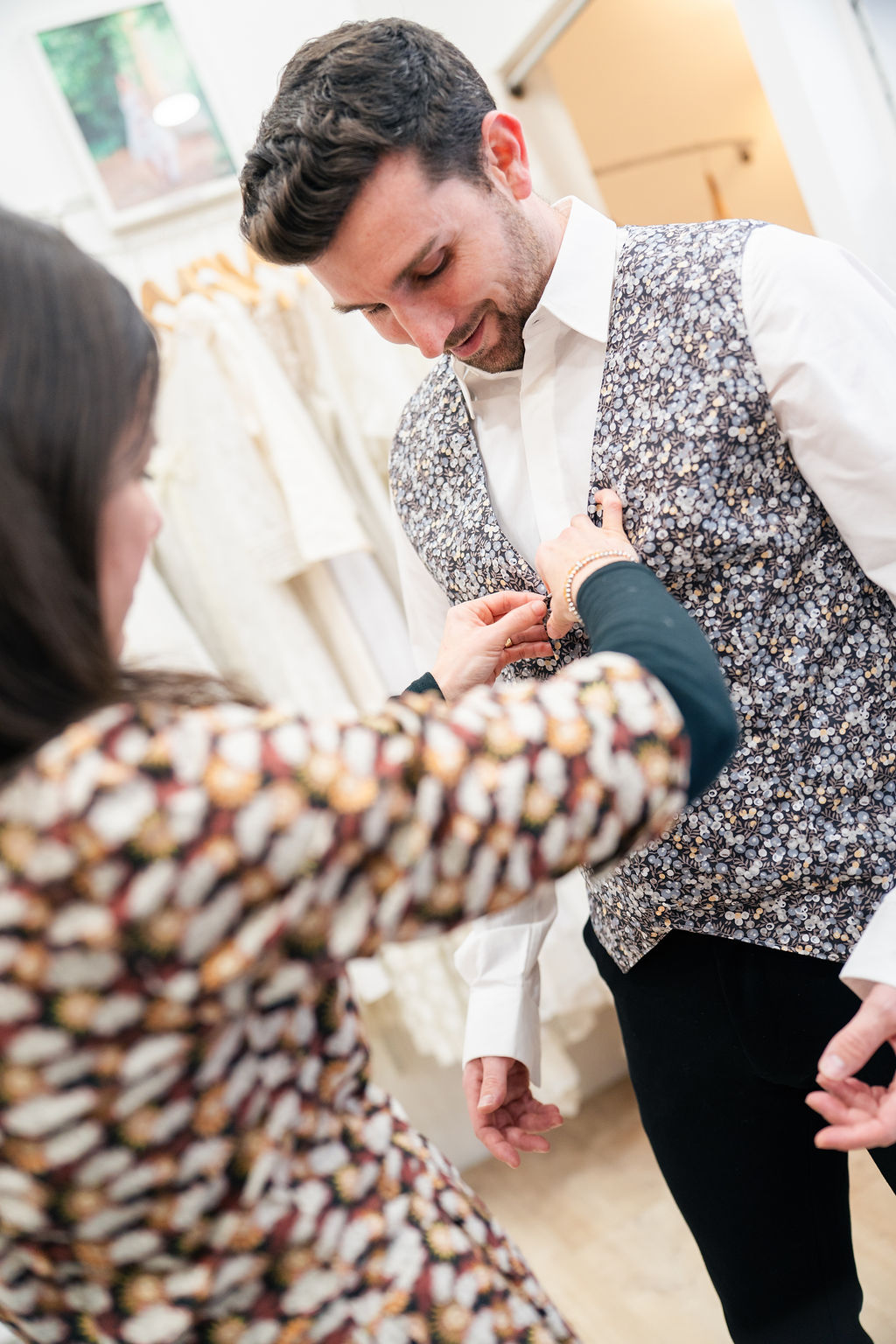 Homme portant une chemise Liberty artisanale sur mesure — Made by Sol Occitanie-credit-photographe-FREDERICGUIRADO-2 Homme portant une chemise Liberty artisanale sur mesure — Made by Sol Occitanie-credit-photographe-FREDERICGUIRADO-2